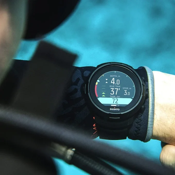 Suunto d5 all black dive computer with color screen and exchangeable