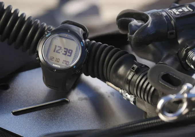 Suunto d6i novo black – robust dive computer with 3d compass