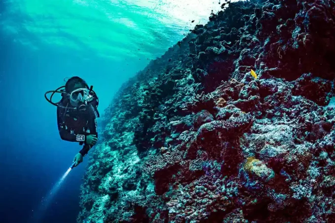 Suunto eon core white dive computer with color screen and big numbers